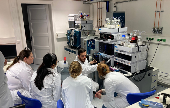A group of practical mass spec course trainees with the supervisor, Dr. Hernandes